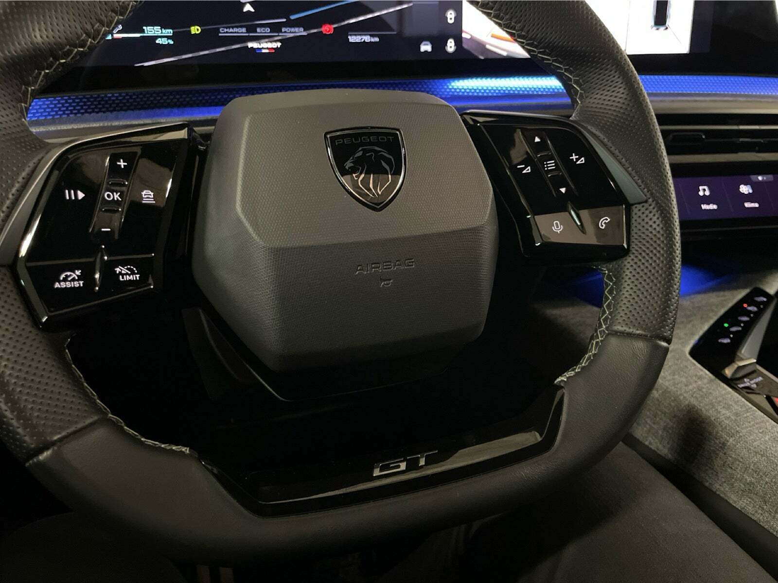 Grå Peugeot e-3008 fra 2024