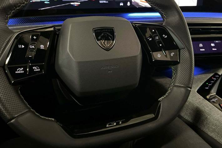 Grå Peugeot e-3008 fra 2024