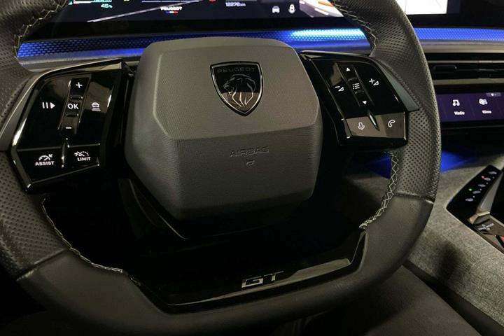 Grå Peugeot e-3008 fra 2024