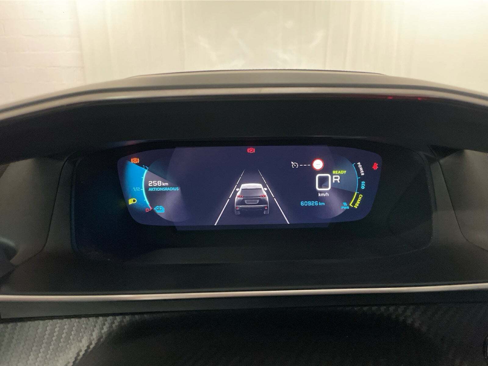 Blå Peugeot e-2008 fra 2021