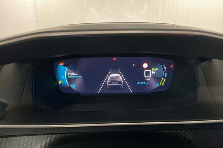 Blå Peugeot e-2008 fra 2021