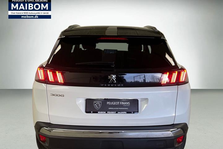 Hvid Peugeot 3008 fra 2020 set udefra