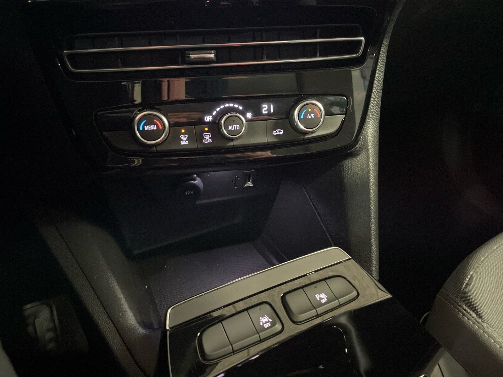 Rød Opel Mokka-e fra 2023