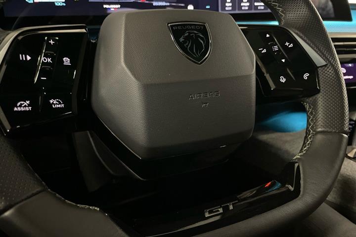 Hvid Peugeot e-3008 fra 2024