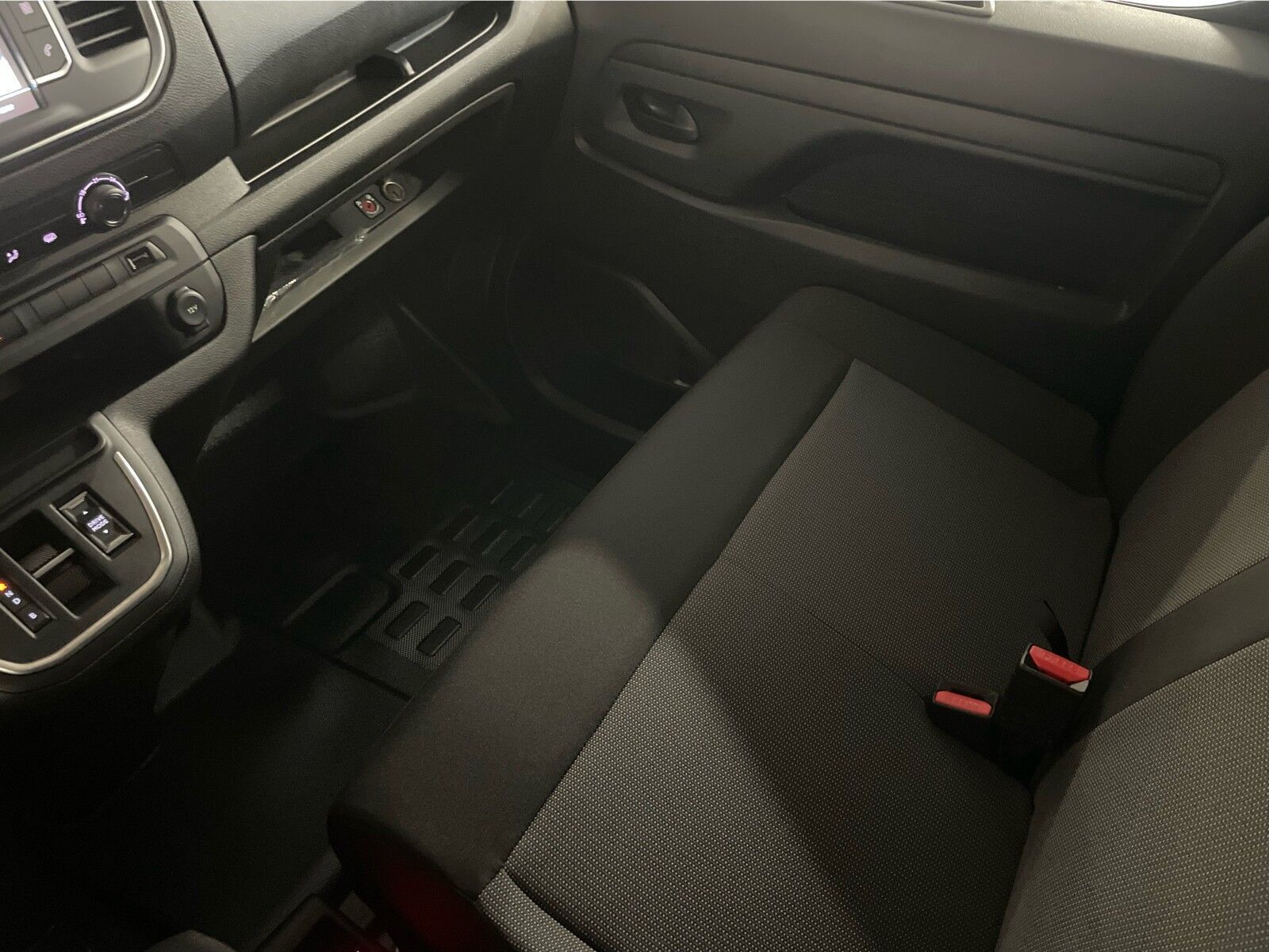 Hvid Peugeot e-Expert fra 2024