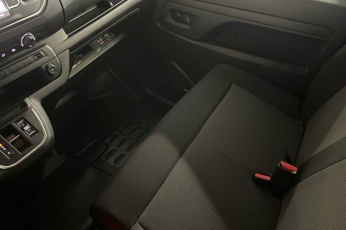 Hvid Peugeot e-Expert fra 2024