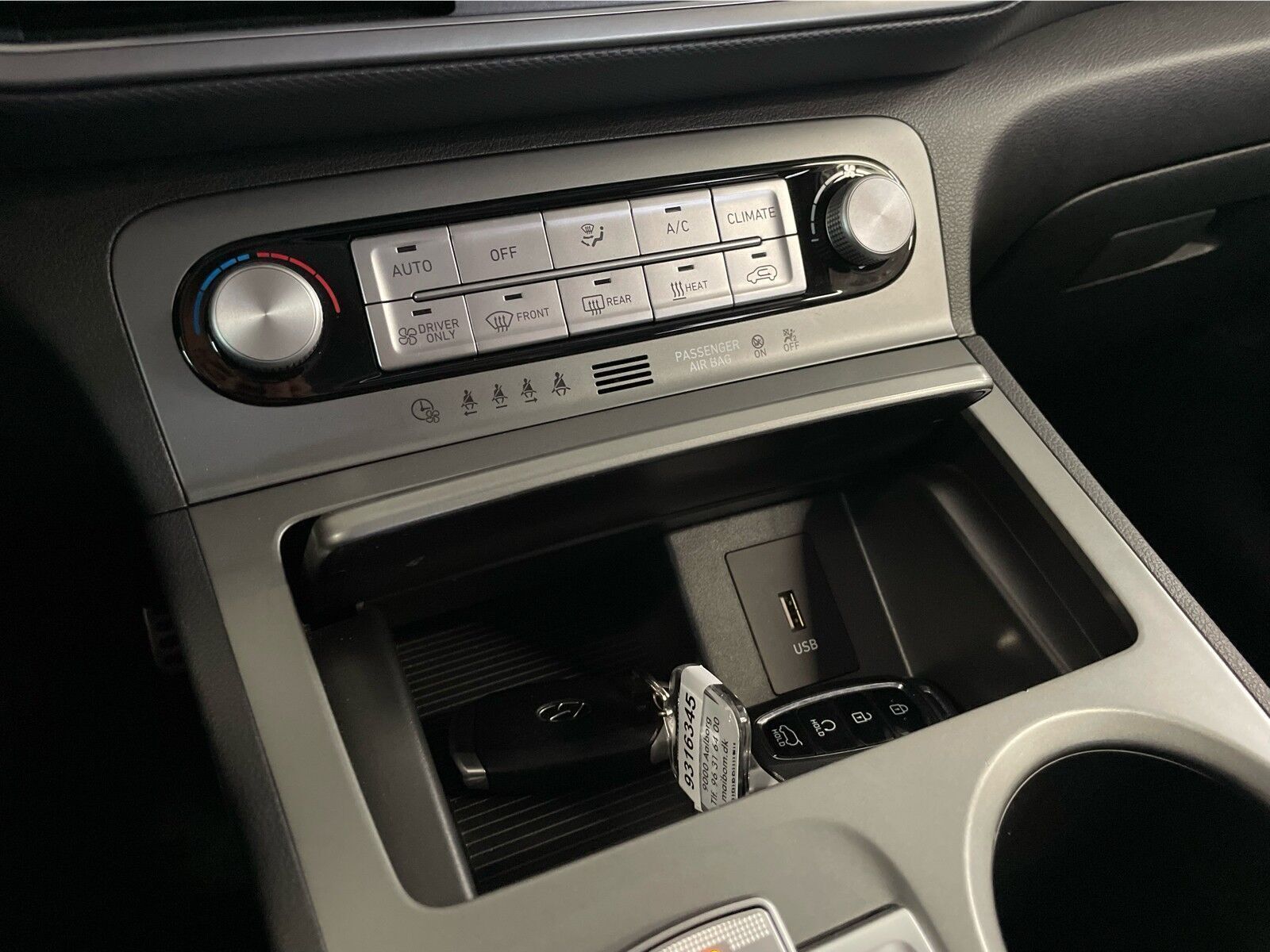 Grå Hyundai Kona fra 2023