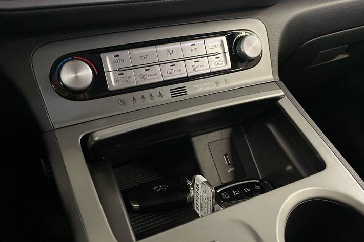 Grå Hyundai Kona fra 2023