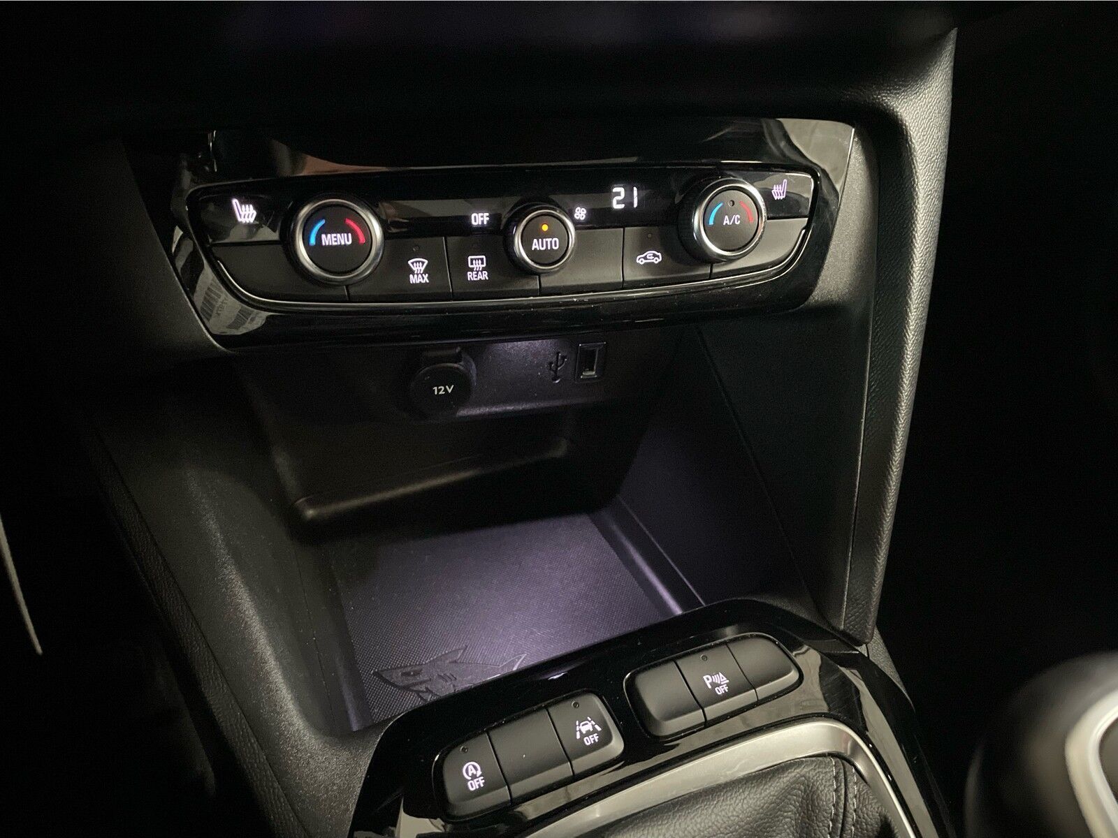 Hvid Opel Corsa fra 2023