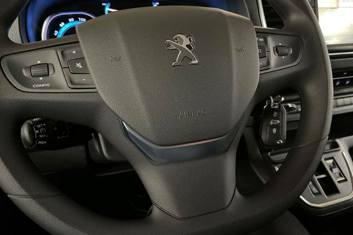 Hvid Peugeot e-Expert fra 2024