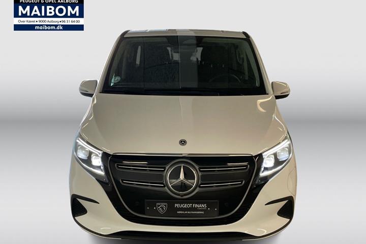 Hvid Mercedes EQV300 fra 2024 set udefra
