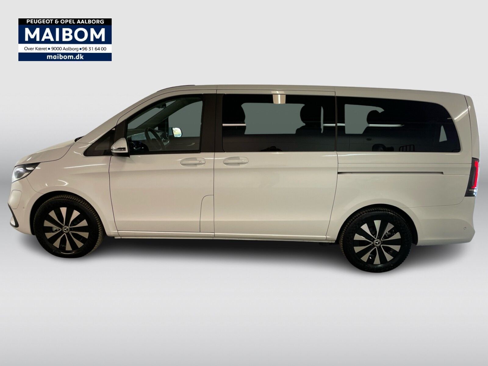 Hvid Mercedes EQV300 fra 2024