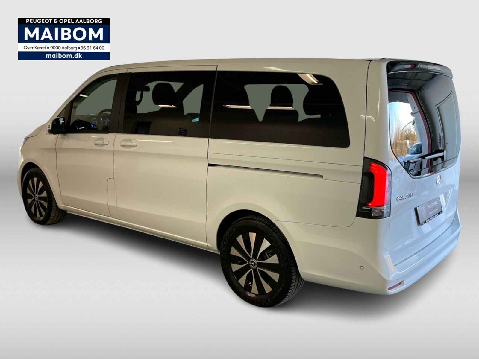 Hvid Mercedes EQV300 fra 2024