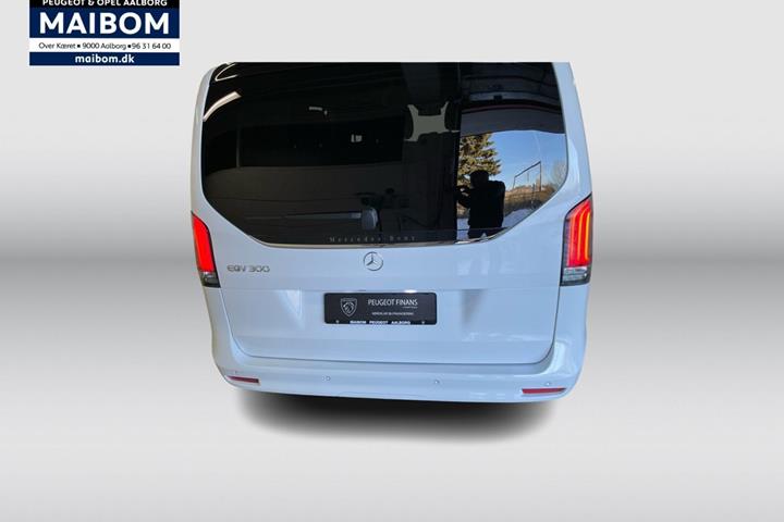 Hvid Mercedes EQV300 fra 2024 set udefra
