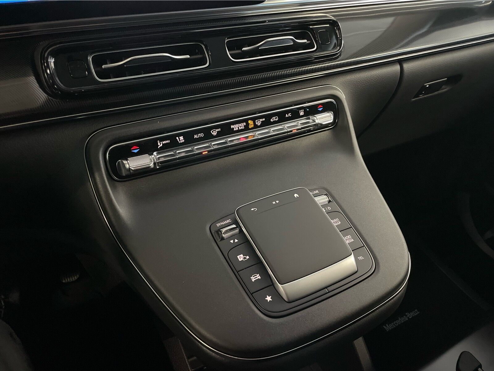 Hvid Mercedes EQV300 fra 2024
