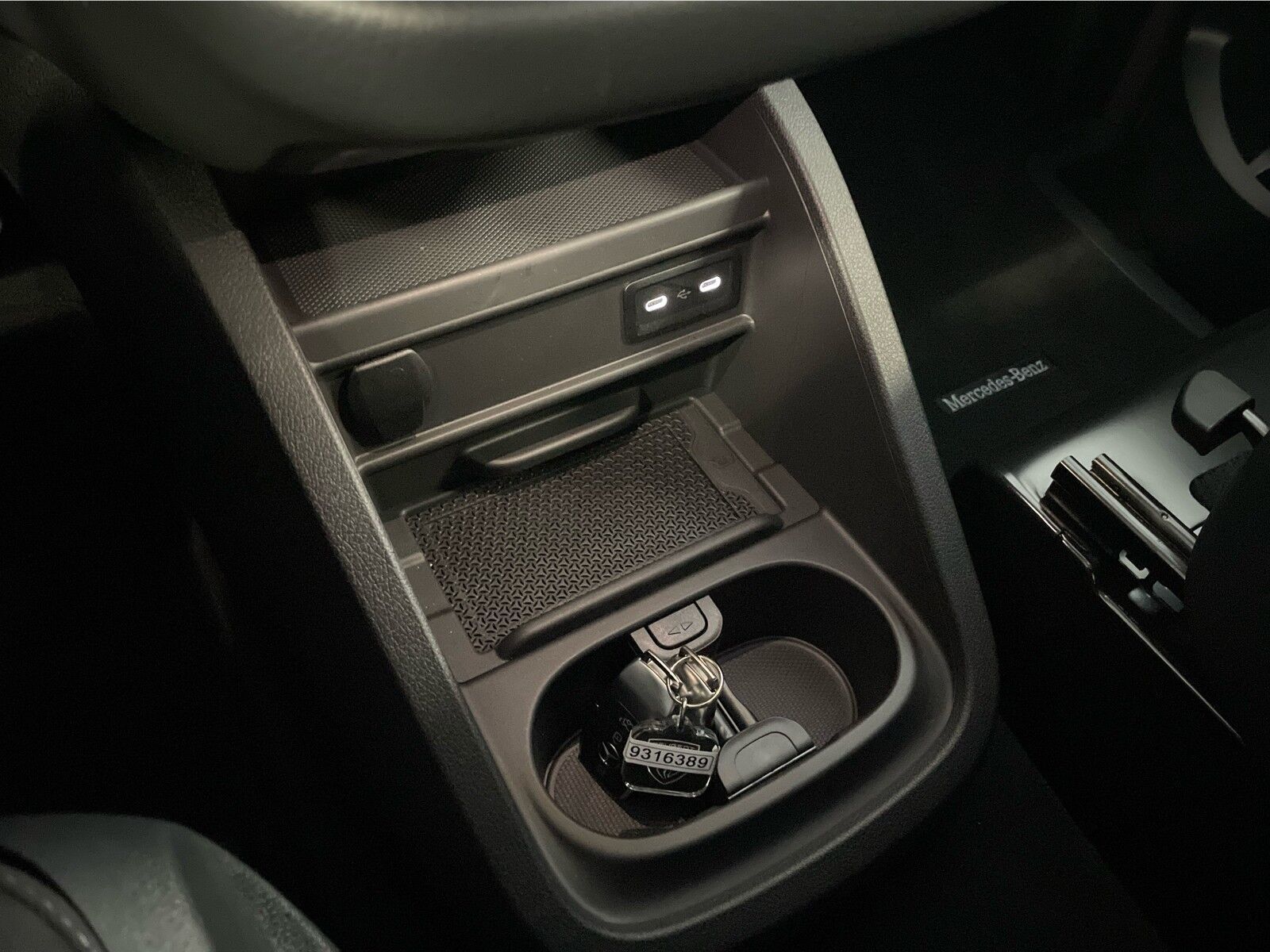 Hvid Mercedes EQV300 fra 2024