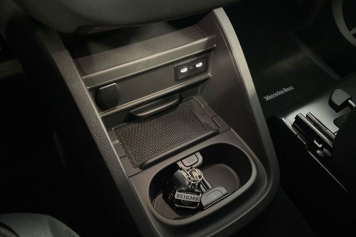 Hvid Mercedes EQV300 fra 2024