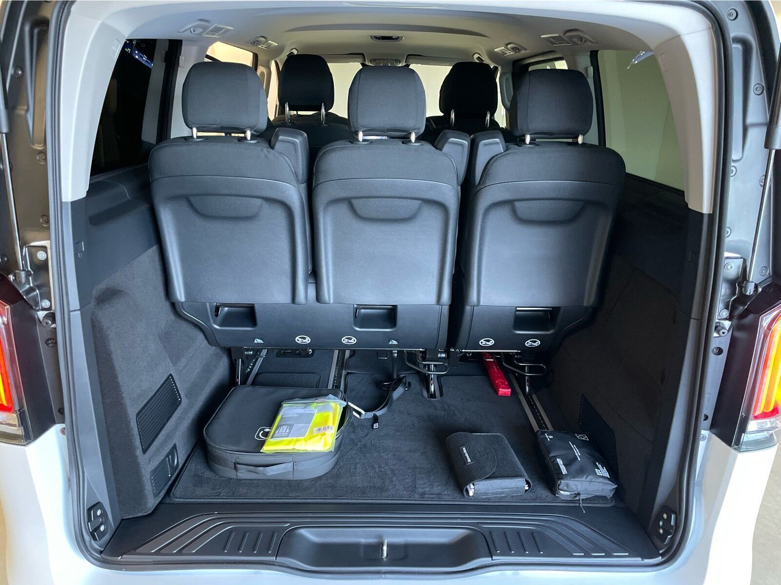 Hvid Mercedes EQV300 fra 2024