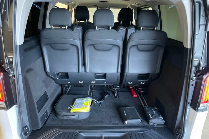 Hvid Mercedes EQV300 fra 2024