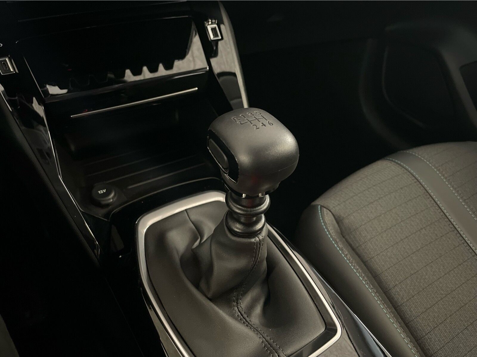 Hvid Peugeot 208 fra 2023