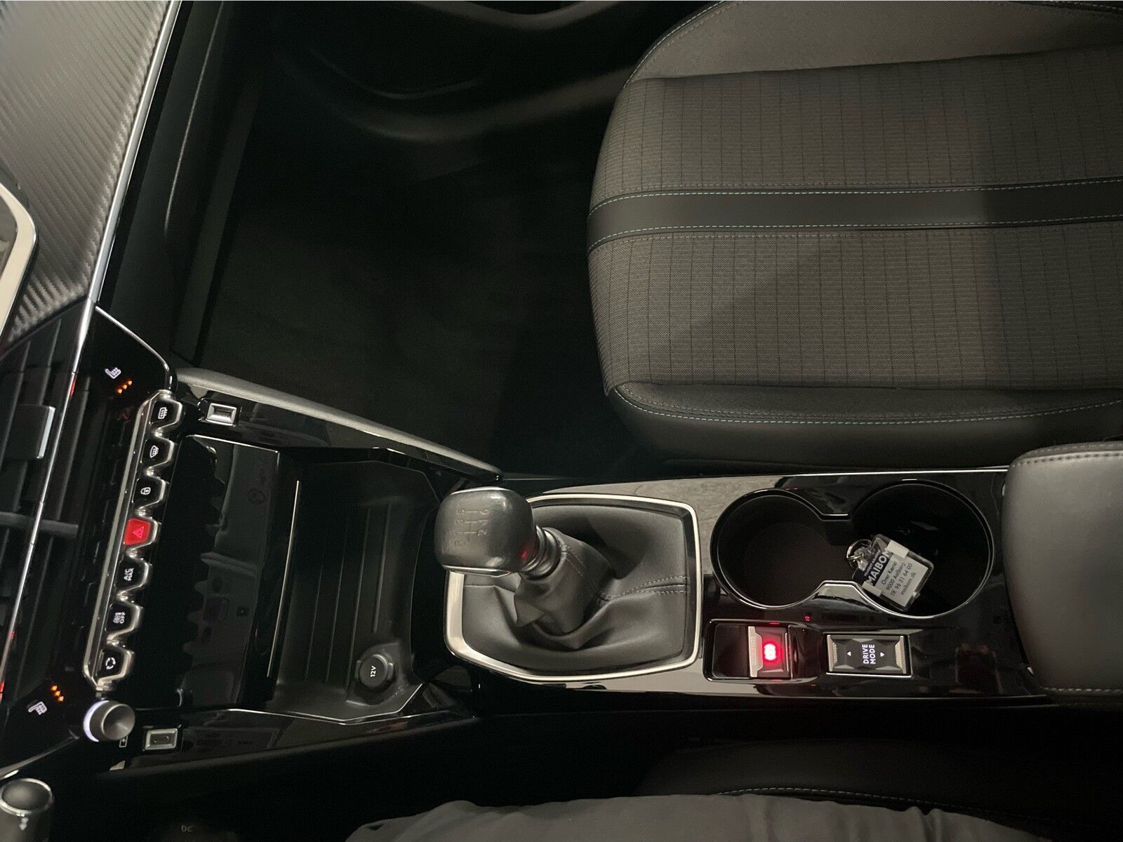 Gul Peugeot 208 fra 2020