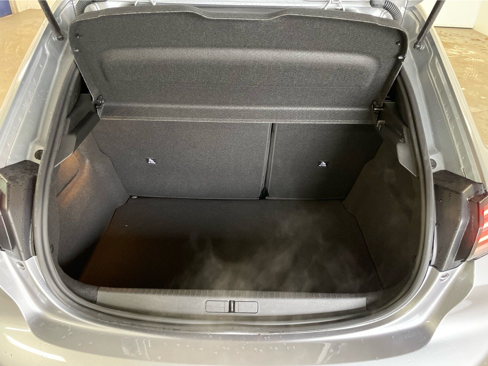 Grå Peugeot 208 fra 2024