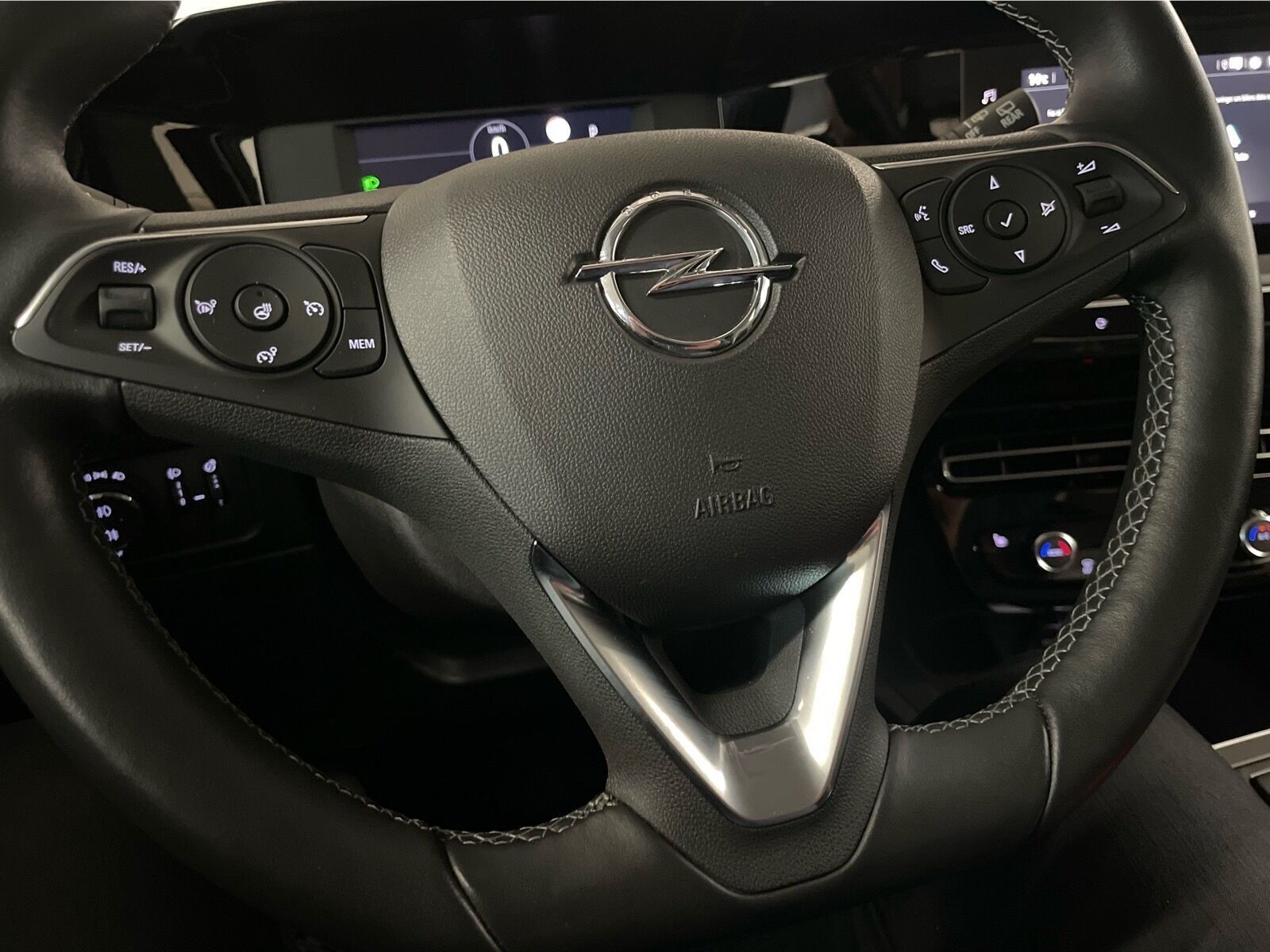 Sølv Opel Mokka-e fra 2023