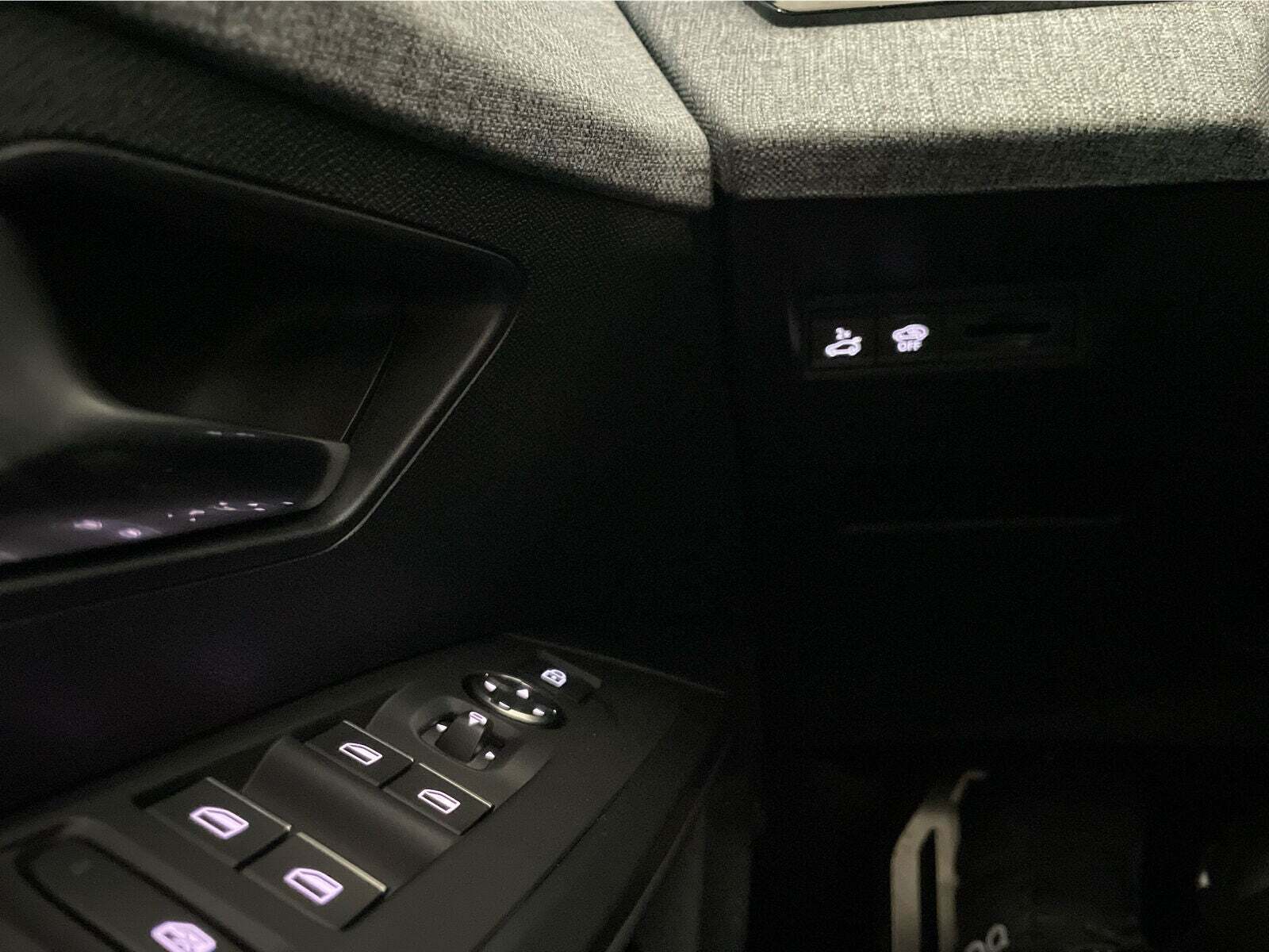 Grøn Peugeot e-5008 fra 2024