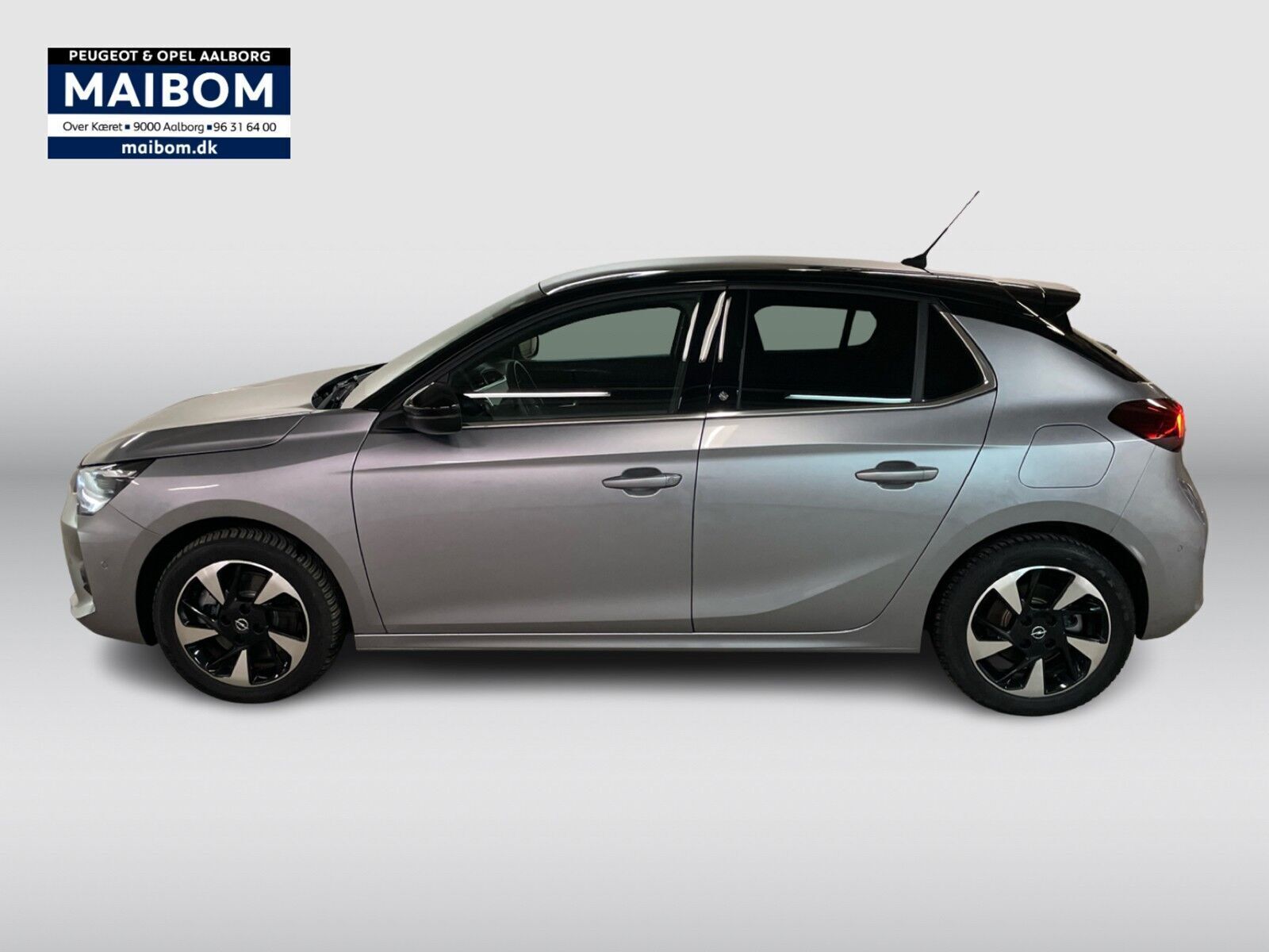 Grå Opel Corsa-e fra 2023 set udefra