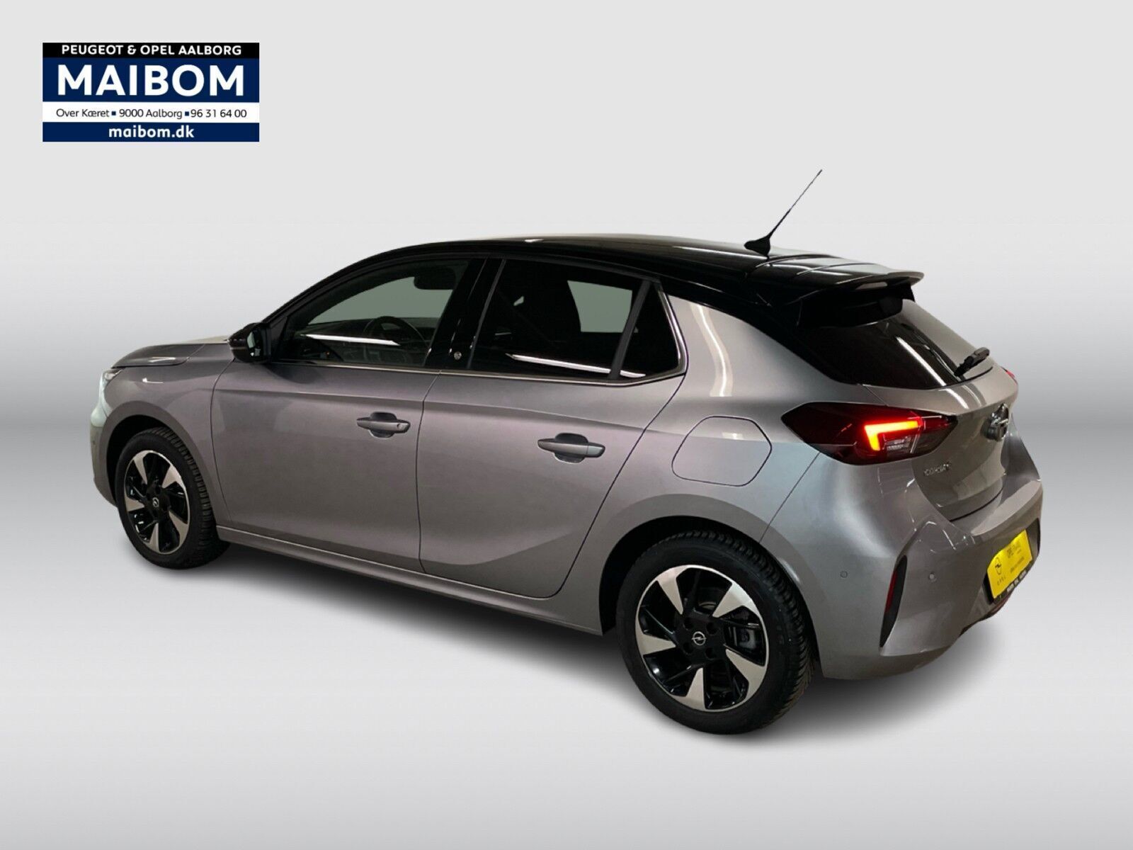 Grå Opel Corsa-e fra 2023 set udefra