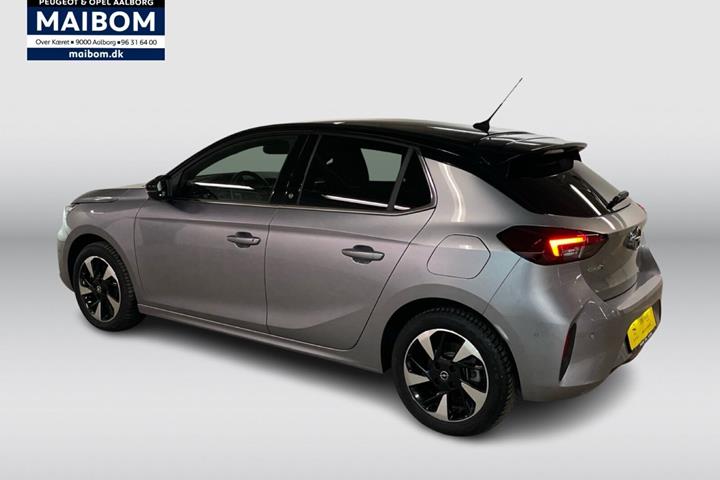 Grå Opel Corsa-e fra 2023 set udefra