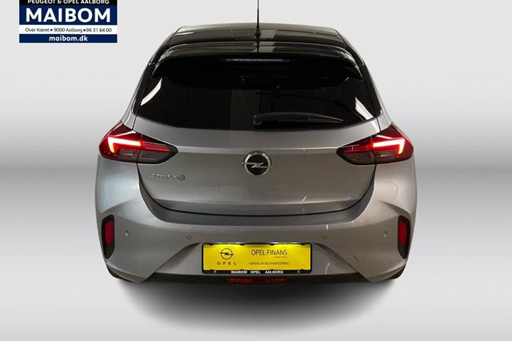 Grå Opel Corsa-e fra 2023 set udefra