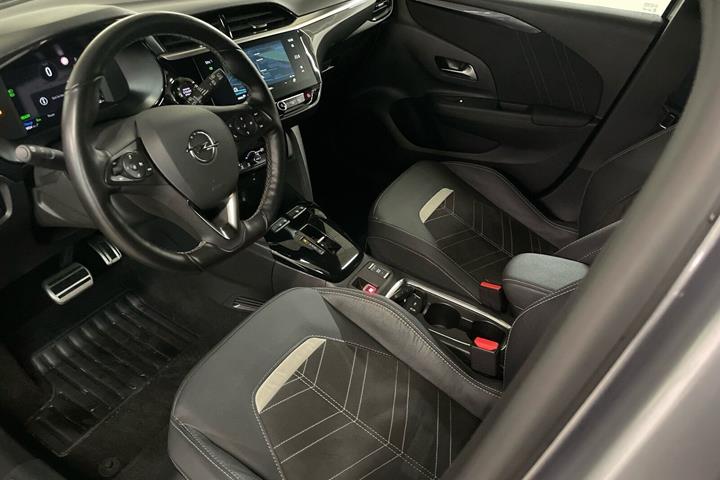 Grå Opel Corsa-e fra 2023