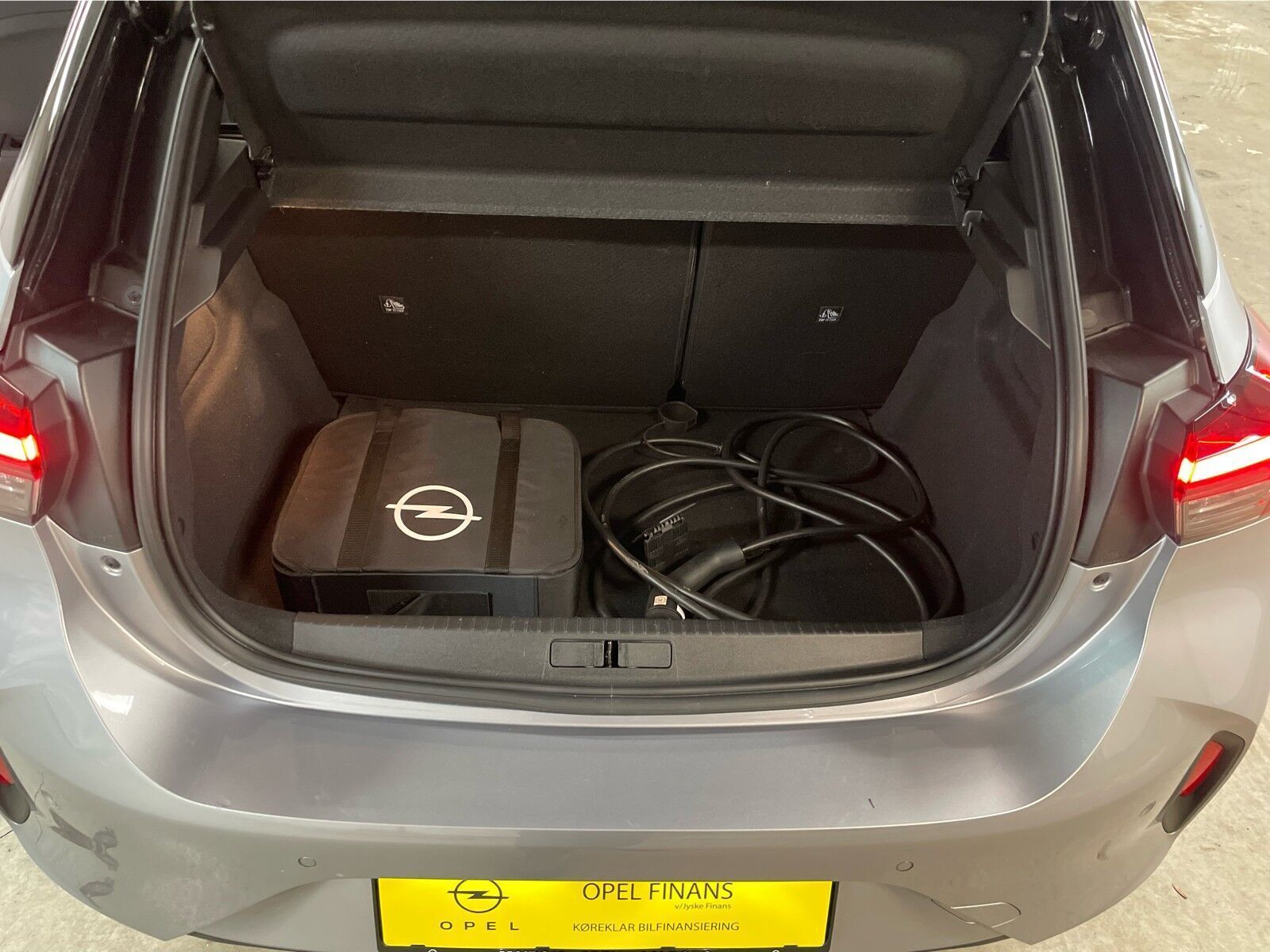 Grå Opel Corsa-e fra 2023