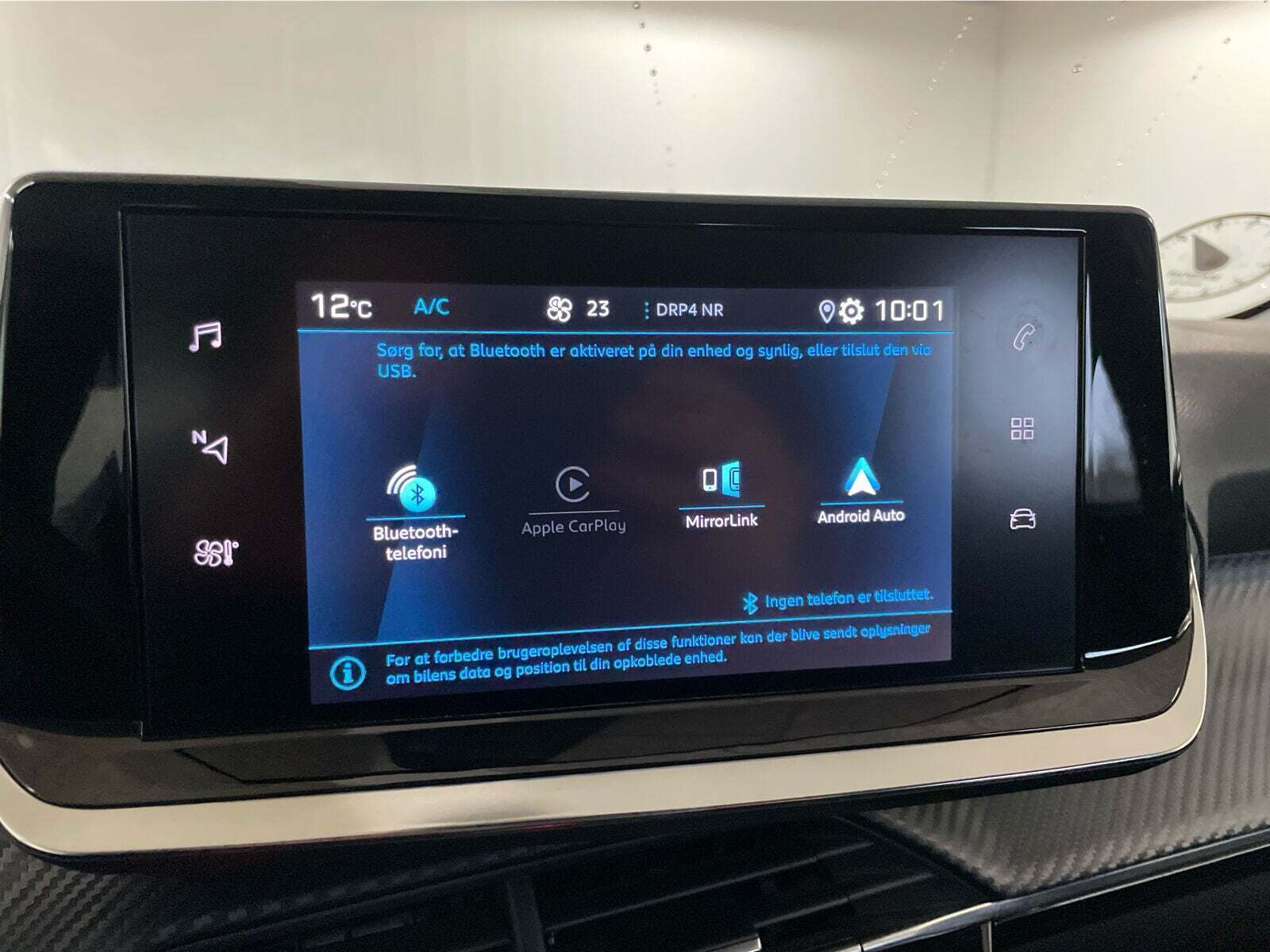 Grå Peugeot 208 fra 2023