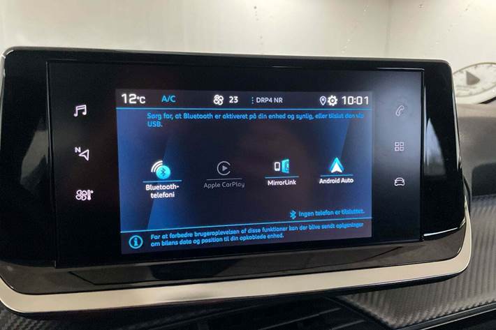 Grå Peugeot 208 fra 2023