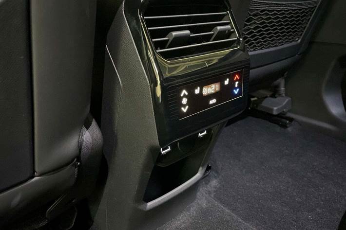 Sølv Peugeot e-5008 fra 2025