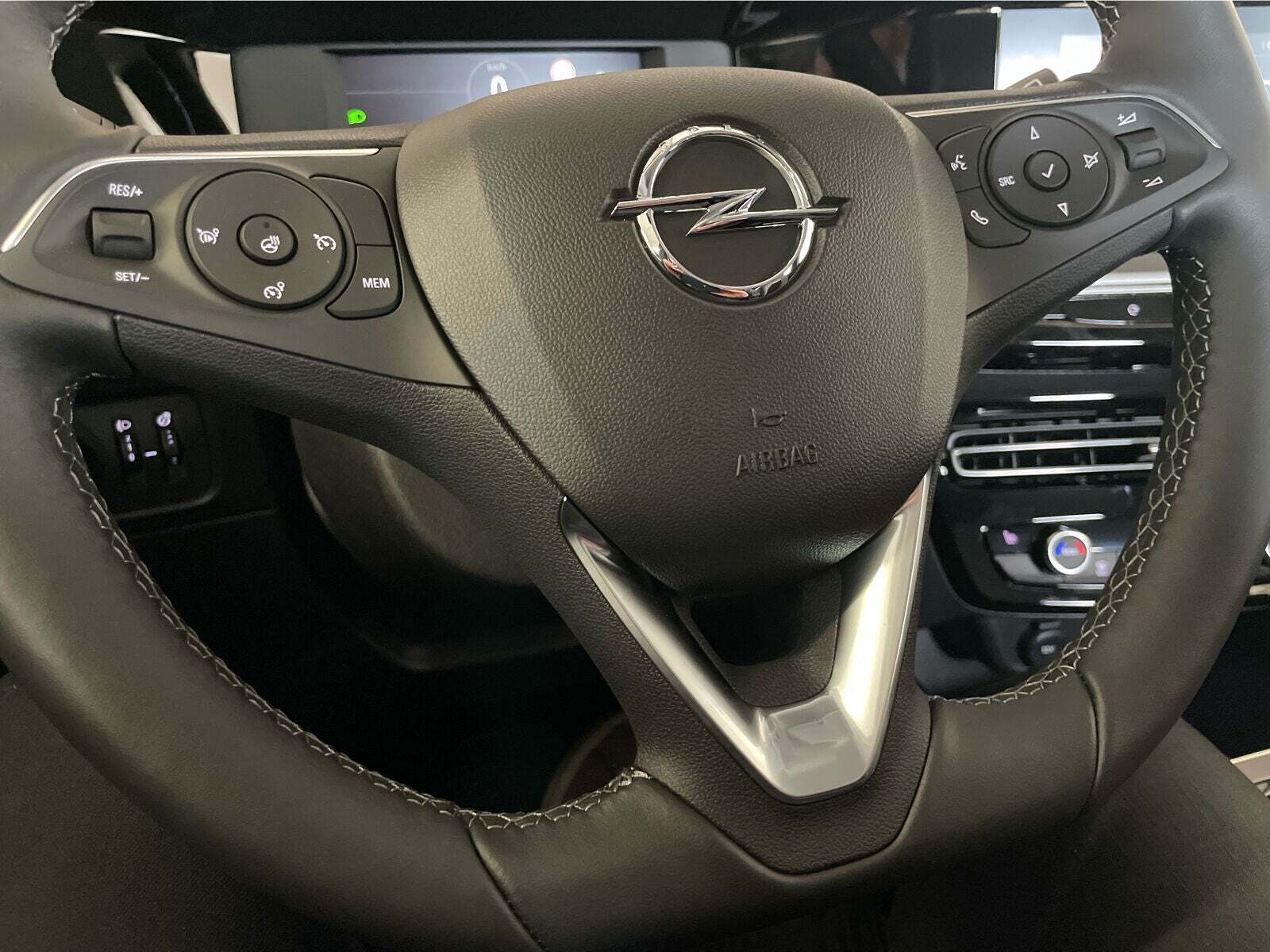 Sort Opel Mokka-e fra 2023