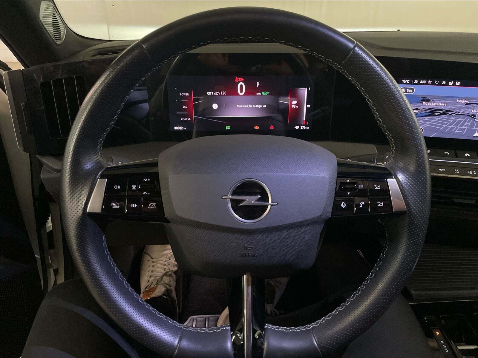 Hvid Opel Astra-e fra 2023