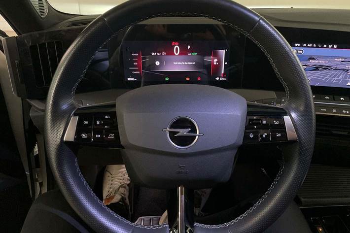 Hvid Opel Astra-e fra 2023