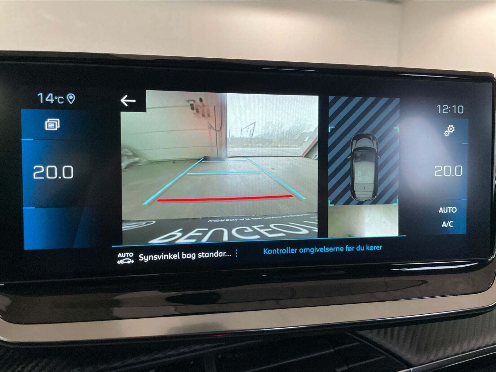 Gul Peugeot 208 fra 2022