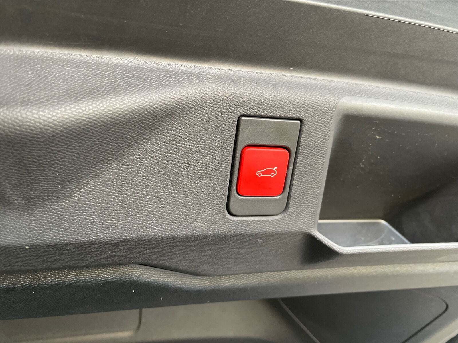 Hvid Peugeot e-5008 fra 2025