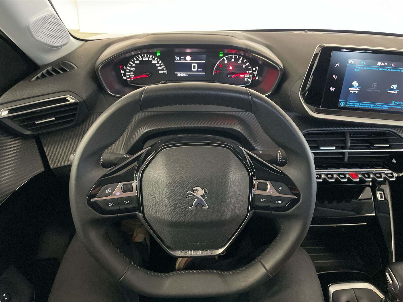 Gul Peugeot 208 fra 2023