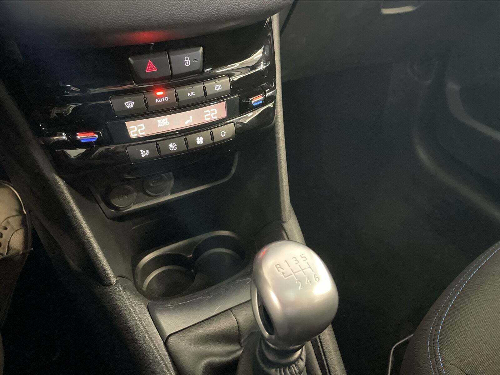 Grå Peugeot 208 fra 2019