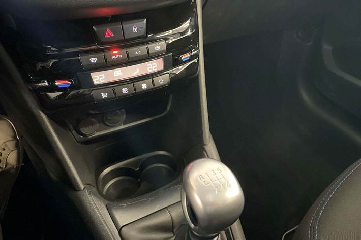 Grå Peugeot 208 fra 2019