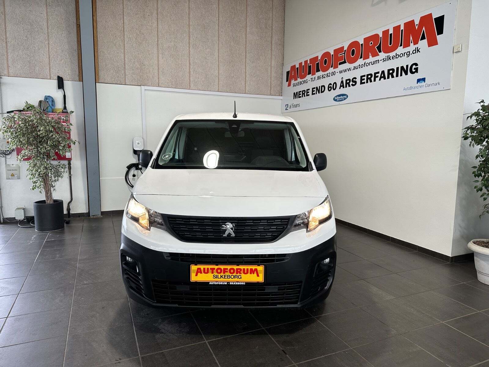 Peugeot Partner 1,5 BlueHDi 130 L2V2 Plus EAT8 Van