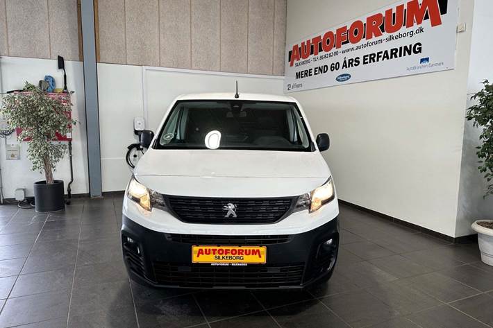 Hvid Peugeot Partner fra 2021