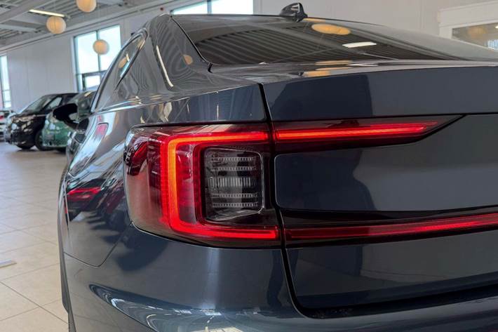 Blå Polestar 2 fra 2023