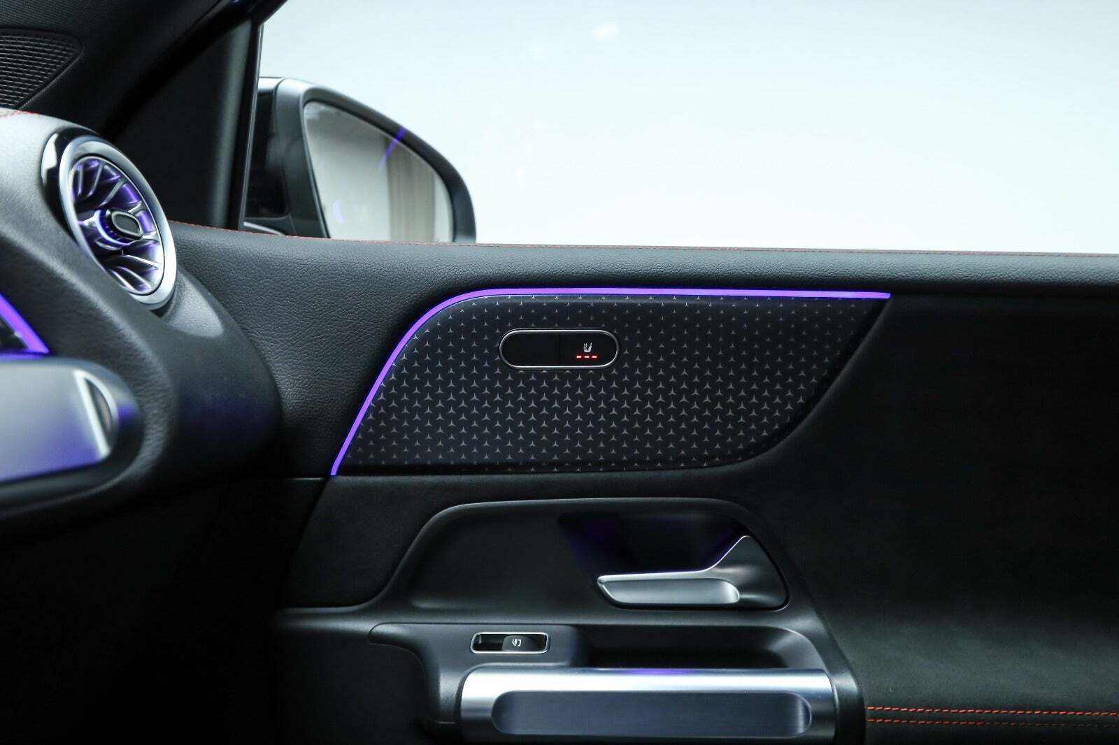 Blå Mercedes EQB250+ fra 2025