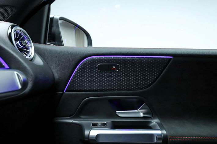 Blå Mercedes EQB250+ fra 2025